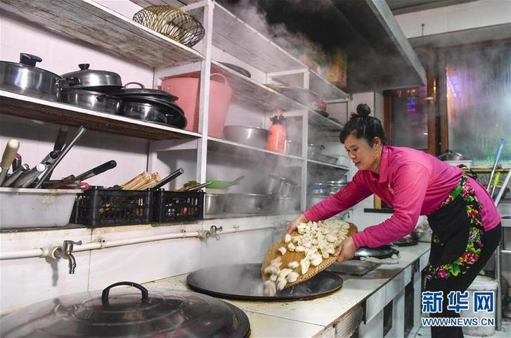 （在習(xí)近平新時(shí)代中國特色社會(huì)主義思想指引下——新時(shí)代新作為新篇章·圖文互動(dòng)）（6）三年，從無名小屯到聲名遠(yuǎn)播——這個(gè)“雪鄉(xiāng)”是如何做到的？