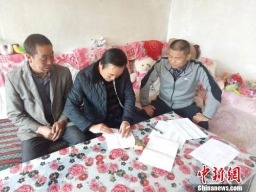 資料圖：圖為扶貧隊(duì)伍進(jìn)貧困戶里，給貧困戶宣講政策?！＄娦?攝