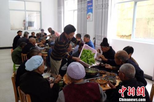 資料圖：社會福利中心吃飯的老人們。徐學(xué)練 攝。