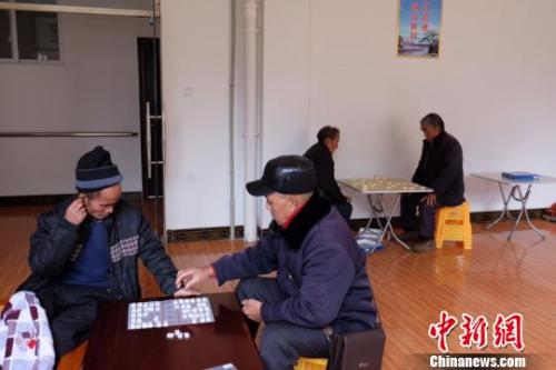 資料圖：老人們在下棋。徐學(xué)練 攝。
