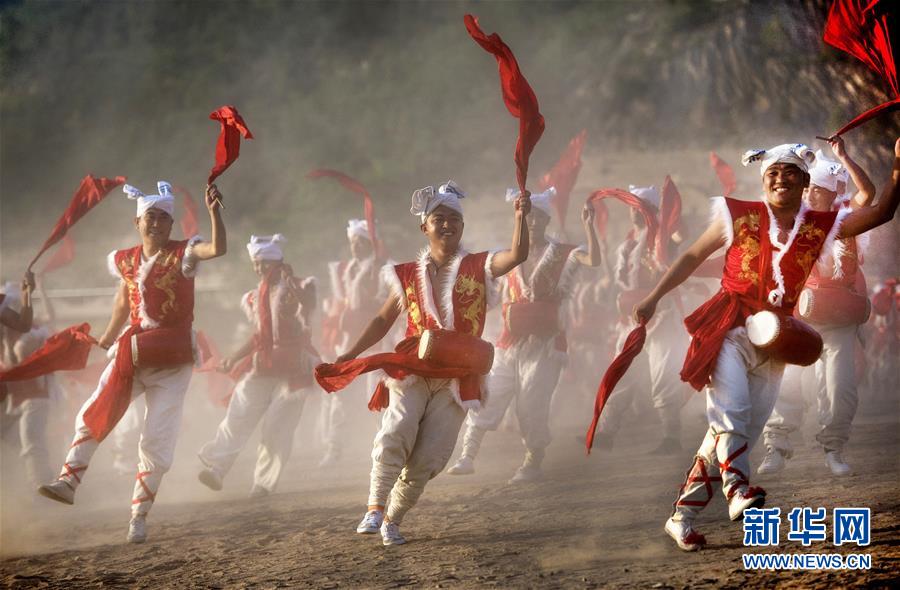 （新華全媒頭條·迎接兩會(huì)特別報(bào)道·圖文互動(dòng)）（7）奮進(jìn)，向著第一個(gè)百年奮斗目標(biāo)——寫(xiě)在2019年全國(guó)兩會(huì)召開(kāi)之際