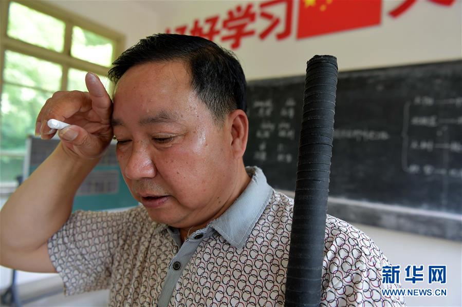 （中國網(wǎng)事·感動2019·圖文互動）（2）鄉(xiāng)村教師高自仁：60多根拐杖，撐起42年教學(xué)路