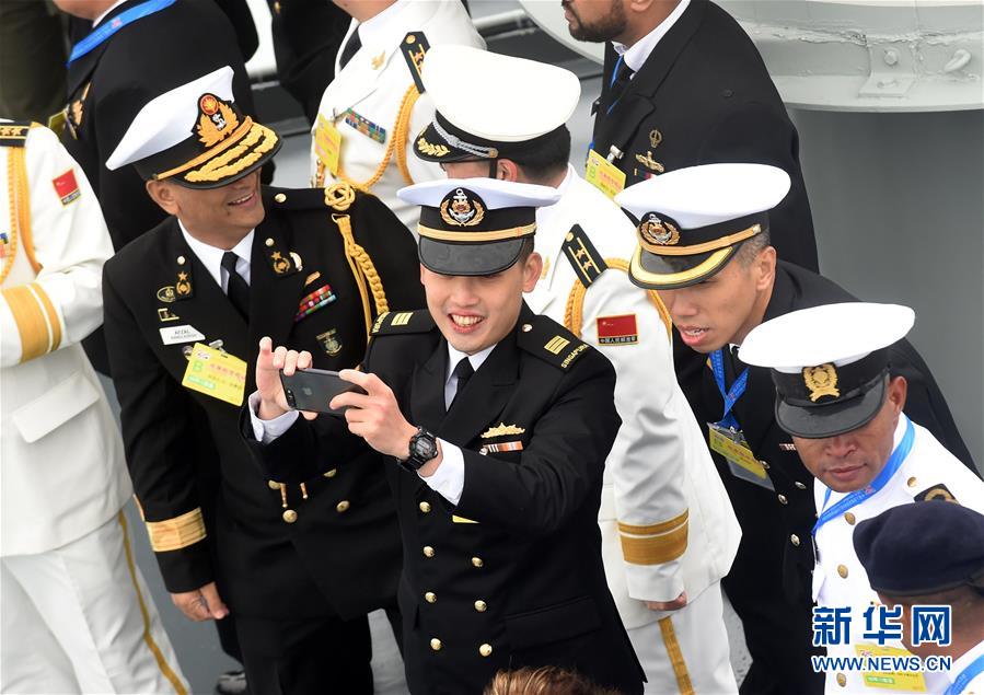 （新華全媒頭條·人民海軍70年·圖文互動）（15）奏響新時(shí)代海上和平樂章——人民海軍成立70周年海上閱兵活動紀(jì)實(shí)