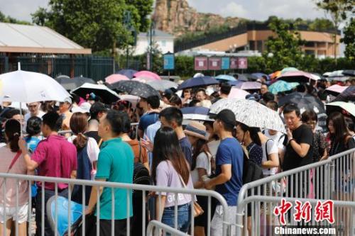 資料圖：游客排隊(duì)等待安檢。殷立勤 攝