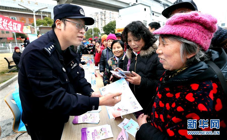（新華全媒頭條·圖文互動）（7）擔(dān)負起護航新時代中國特色社會主義的崇高使命——黨的十八大以來公安工作述評