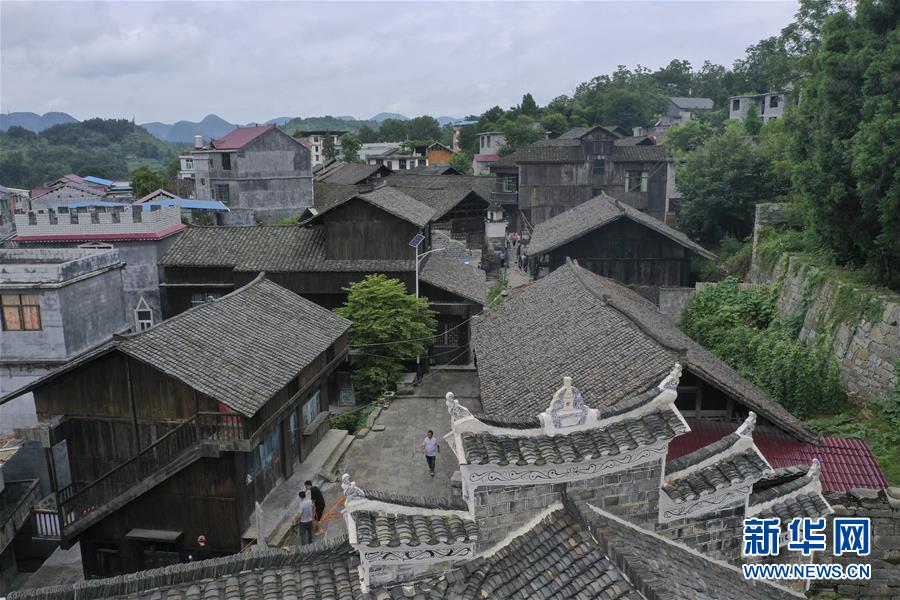 （壯麗70年·奮斗新時(shí)代——記者再走長征路·圖文互動(dòng)）（3）手捧棉被憶紅軍：走了那么多年，我們都念他們的好