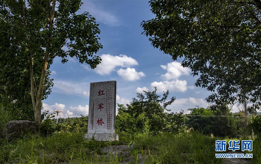 （壯麗70年·奮斗新時代——記者再走長征路·圖文互動）（2）龍?jiān)?ldquo;獻(xiàn)”圖： “助力”巧渡金沙江 