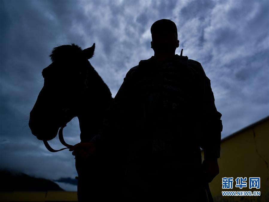 （新華全媒頭條·愛國情 奮斗者·圖文互動）（6）初心不改 紅心向黨——西部戰(zhàn)區(qū)陸軍某旅玉樹獨(dú)立騎兵連連長尼都塔生一家四代跟黨走紀(jì)實