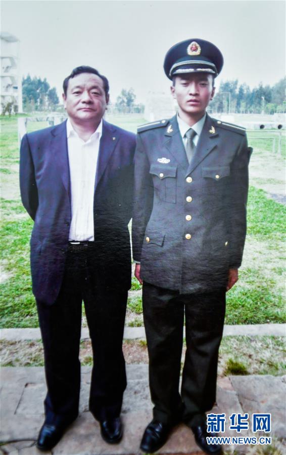 （新華全媒頭條·愛國情 奮斗者·圖文互動）（7）初心不改 紅心向黨——西部戰(zhàn)區(qū)陸軍某旅玉樹獨(dú)立騎兵連連長尼都塔生一家四代跟黨走紀(jì)實