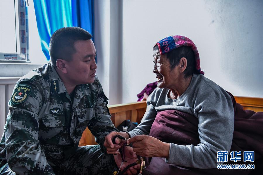 （新華全媒頭條·愛國情 奮斗者·圖文互動）（8）初心不改 紅心向黨——西部戰(zhàn)區(qū)陸軍某旅玉樹獨(dú)立騎兵連連長尼都塔生一家四代跟黨走紀(jì)實