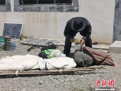 圖為黨確桑布展示以前巡邊時要帶的東西。 謝藝觀 攝