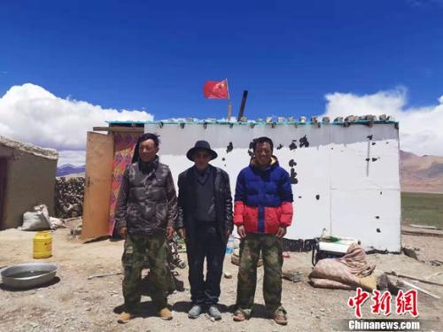 圖為黨確桑布和兩個兒子。 謝藝觀 攝