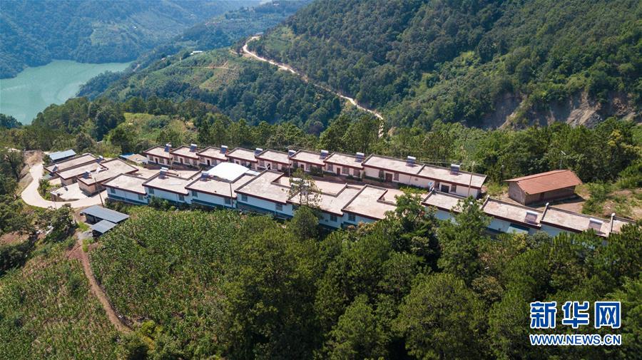 （在習(xí)近平新時(shí)代中國特色社會主義思想指引下——新時(shí)代新作為新篇章·總書記關(guān)心的百姓身邊事·圖文互動）（1）“四好農(nóng)村路”：通向幸福，通向遠(yuǎn)方