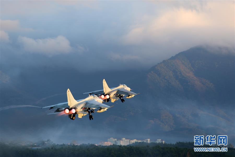 （新華全媒頭條·圖文互動(dòng)）（2）沿著中國(guó)特色強(qiáng)軍之路闊步前進(jìn)——黨中央、中央軍委領(lǐng)導(dǎo)推進(jìn)國(guó)防和軍隊(duì)建設(shè)70年紀(jì)實(shí)