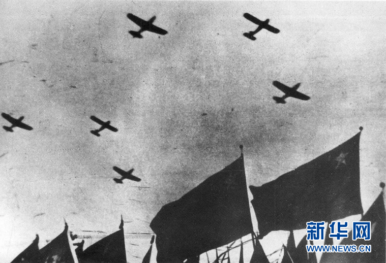 （新華全媒頭條·人民空軍70年·圖文互動(dòng)）（1）陽(yáng)光照耀奮飛的航程——黨中央、中央軍委和習(xí)主席關(guān)心人民空軍建設(shè)發(fā)展紀(jì)實(shí)
