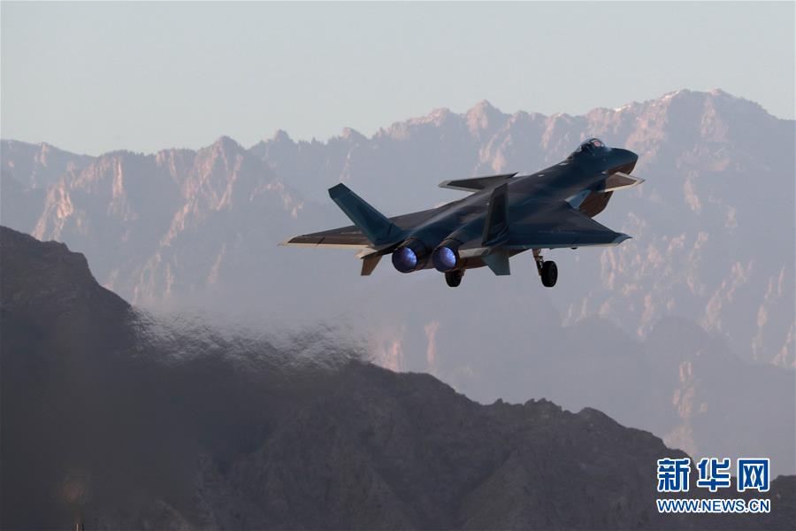 （新華全媒頭條·人民空軍70年·圖文互動(dòng)）（14）陽(yáng)光照耀奮飛的航程——黨中央、中央軍委和習(xí)主席關(guān)心人民空軍建設(shè)發(fā)展紀(jì)實(shí)