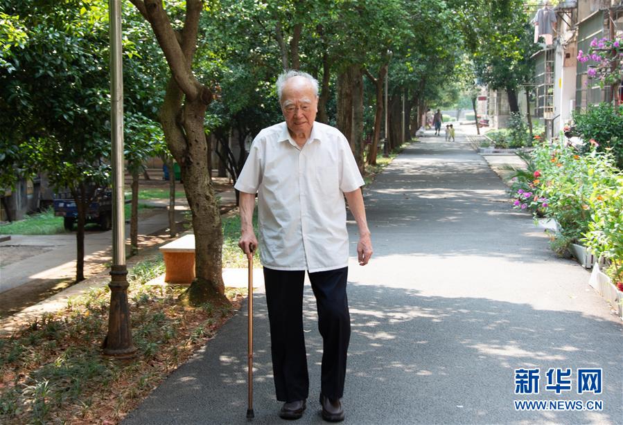 （新華全媒頭條·圖文互動）（9）滄海橫流 信仰彌堅(jiān)——記共產(chǎn)黨員、湘潭大學(xué)九旬教授滄南