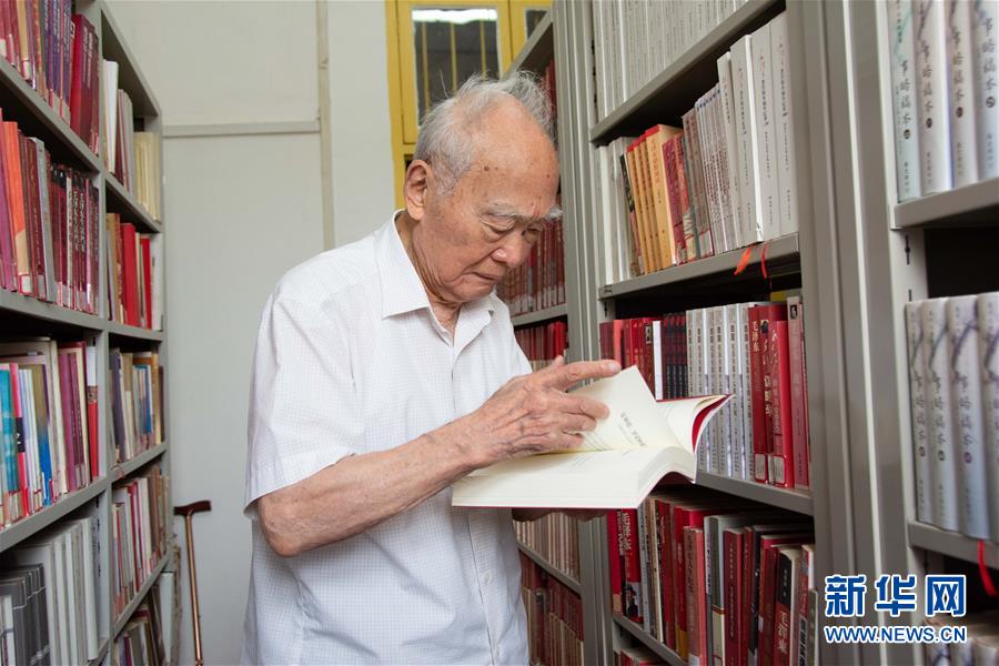 （新華全媒頭條·圖文互動）（6）滄海橫流 信仰彌堅(jiān)——記共產(chǎn)黨員、湘潭大學(xué)九旬教授滄南