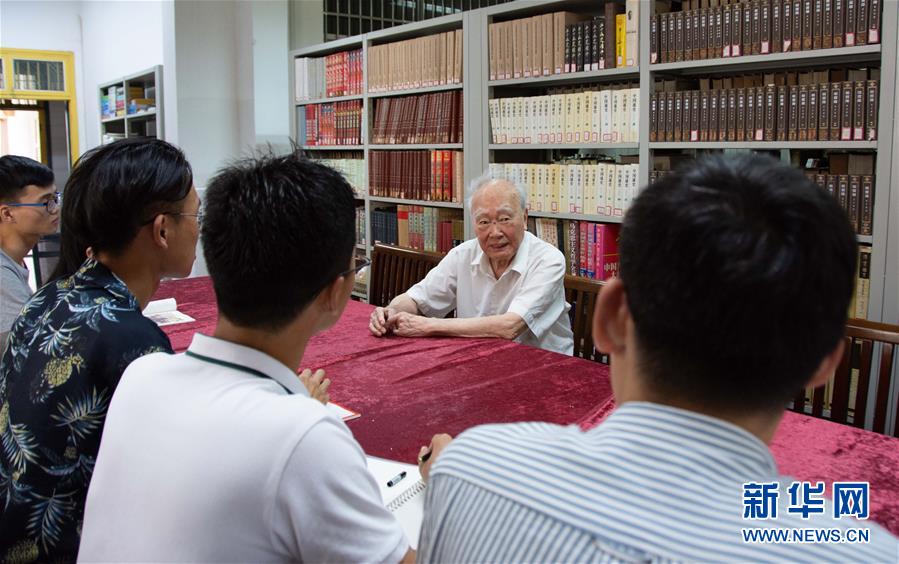 （新華全媒頭條·圖文互動）（4）滄海橫流 信仰彌堅(jiān)——記共產(chǎn)黨員、湘潭大學(xué)九旬教授滄南