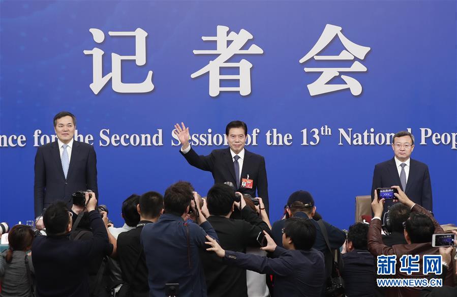 （兩會(huì)·XHDW）（2）商務(wù)部部長(zhǎng)鐘山等就“促進(jìn)形成強(qiáng)大國內(nèi)市場(chǎng) 推動(dòng)全方位對(duì)外開放”答記者問