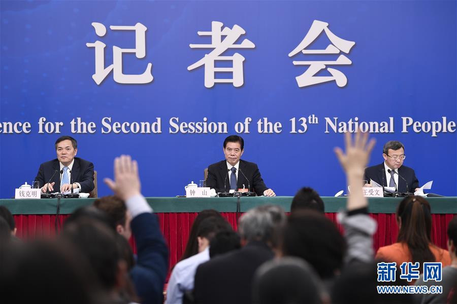 （兩會(huì)·XHDW）（11）商務(wù)部部長鐘山等就“促進(jìn)形成強(qiáng)大國內(nèi)市場(chǎng) 推動(dòng)全方位對(duì)外開放”答記者問