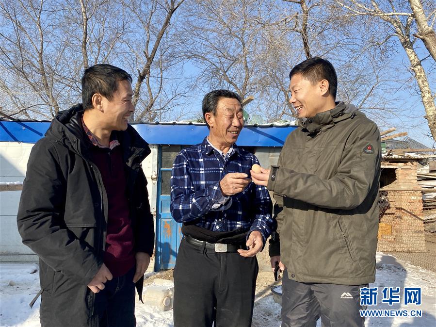 （在習(xí)近平新時(shí)代中國(guó)特色社會(huì)主義思想指引下——新時(shí)代新作為新篇章·總書(shū)記關(guān)切脫貧事·決勝貧困·圖文互動(dòng)）（1）讓一方水土“富養(yǎng)”一方人——扶貧特色產(chǎn)業(yè)惠及千家萬(wàn)戶(hù)