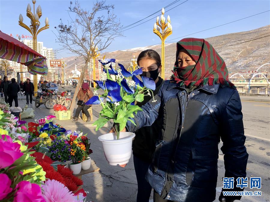 （新春走基層·圖文互動(dòng)）（2）“只要備好年貨，新的一年就可以風(fēng)調(diào)雨順”——臘月藏區(qū)年貨市場見聞