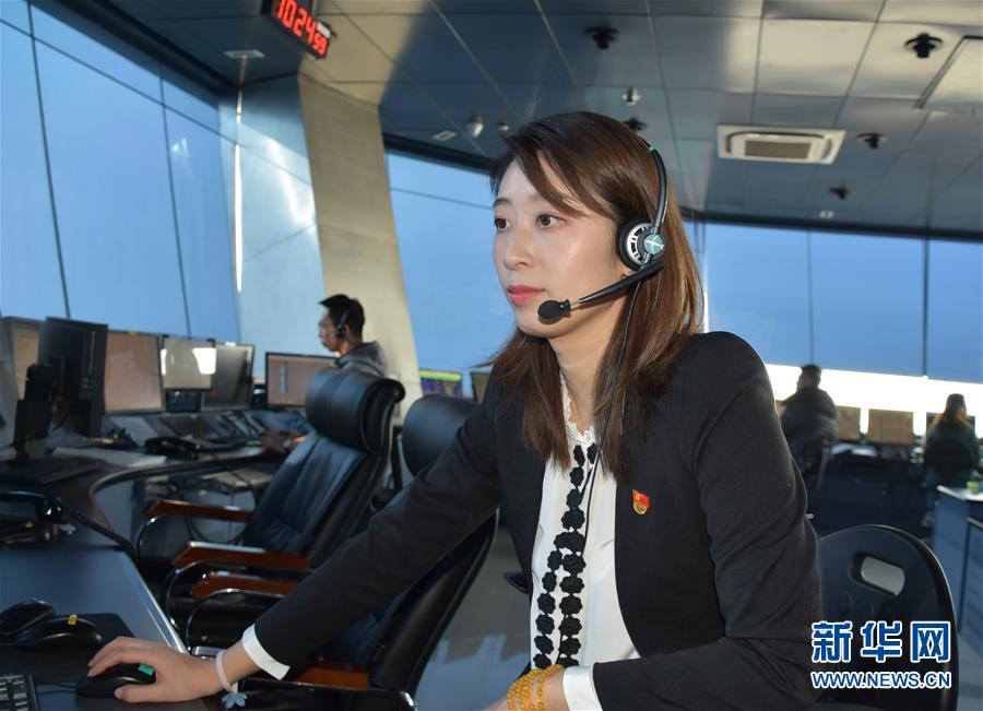 （關(guān)注春運·圖文互動）在崗一分鐘，保證安全60秒——記守護遠航客機的“燈塔”管制員