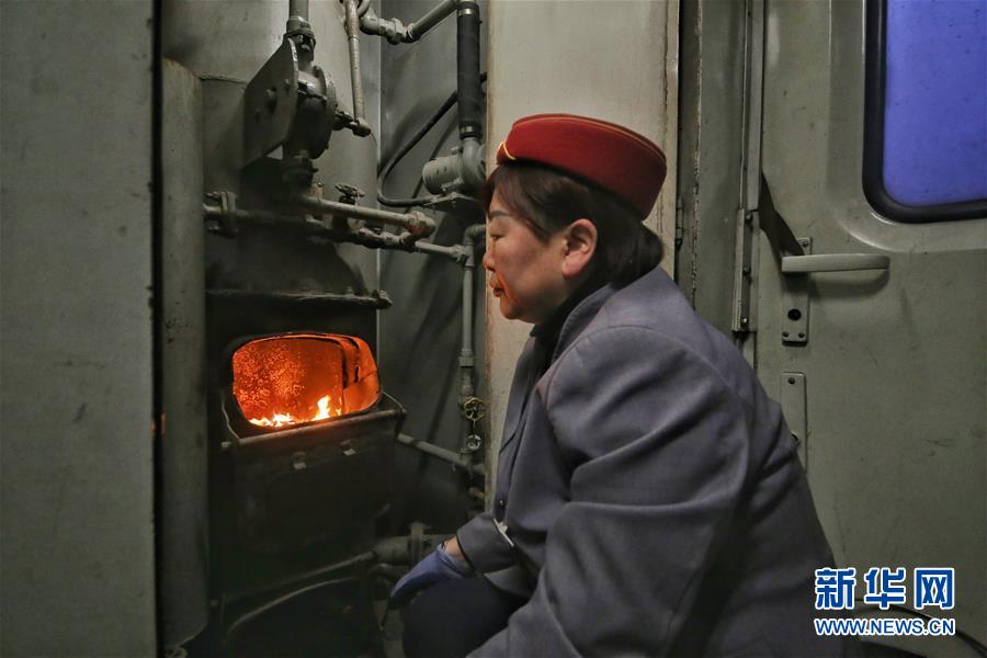 （新春走基層·圖文互動）（2）小康路上，與“小慢車”同行——長白山區(qū)綠皮火車二三事
