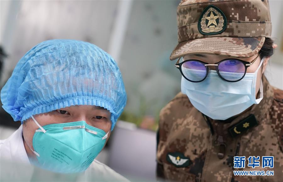（新華全媒頭條·圖文互動）（4）黨旗，高高飄揚在防控疫情斗爭第一線——各級黨組織和廣大黨員干部投身疫情防控阻擊戰(zhàn)紀實