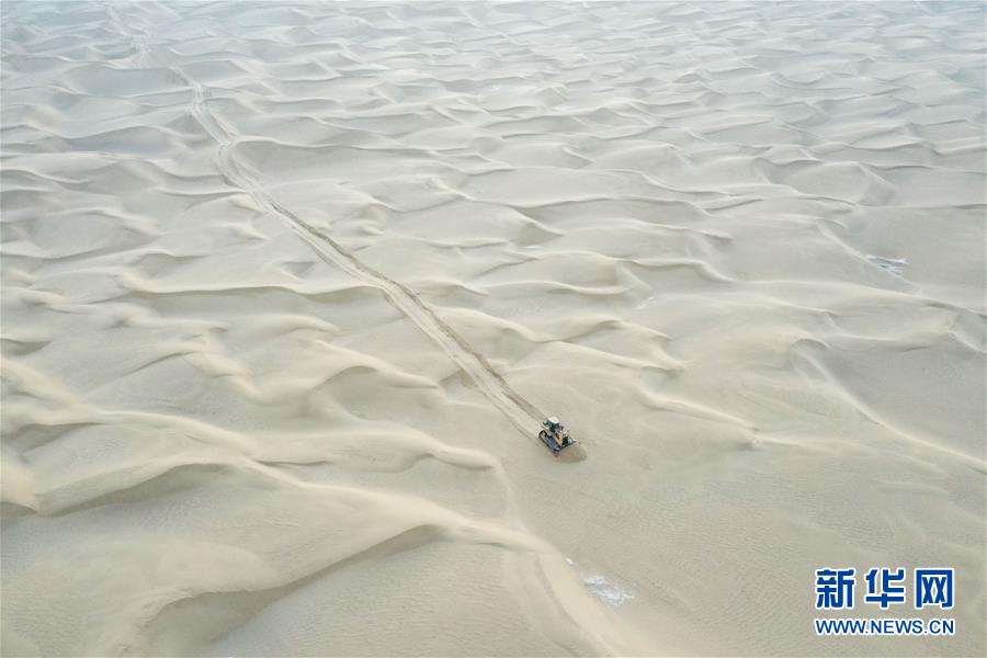 （新春走基層·圖文互動(dòng)）（2）特寫：與車為伴，獨(dú)行沙海
