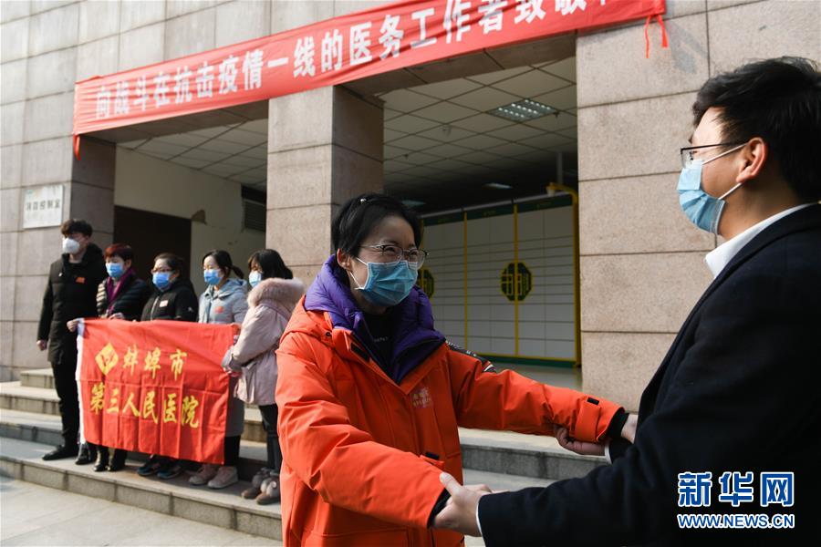 （在習(xí)近平新時(shí)代中國(guó)特色社會(huì)主義思想指引下——新時(shí)代新作為新篇章·習(xí)近平總書(shū)記關(guān)切事·圖文互動(dòng)）（7）當(dāng)億萬(wàn)只手緊握在一起……——戰(zhàn)“疫”一線(xiàn)感受中國(guó)力量