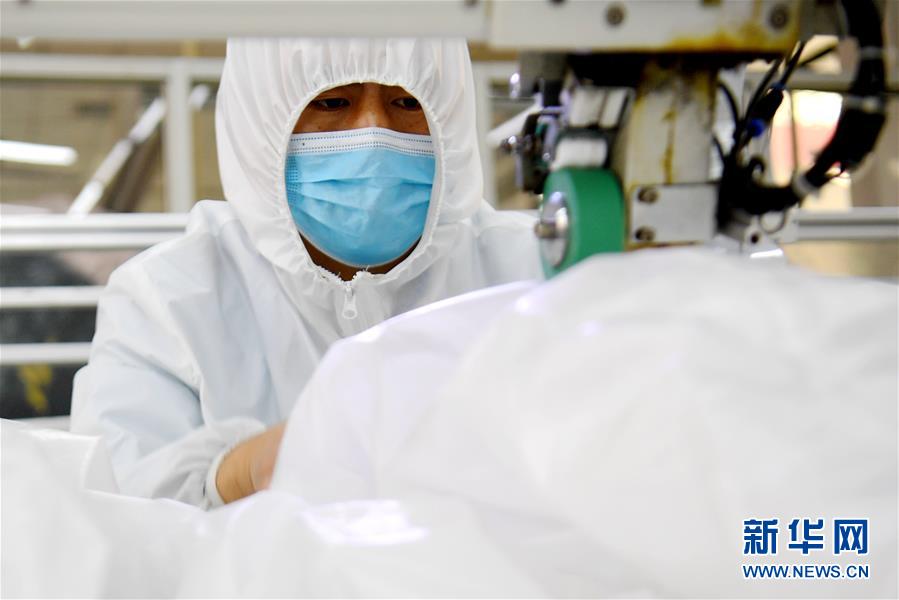 （聚焦疫情防控·圖文互動）（7）我們能多產(chǎn)一件，前方就少一份風(fēng)險——醫(yī)用防護(hù)服“河北制造”緊急“起飛”記