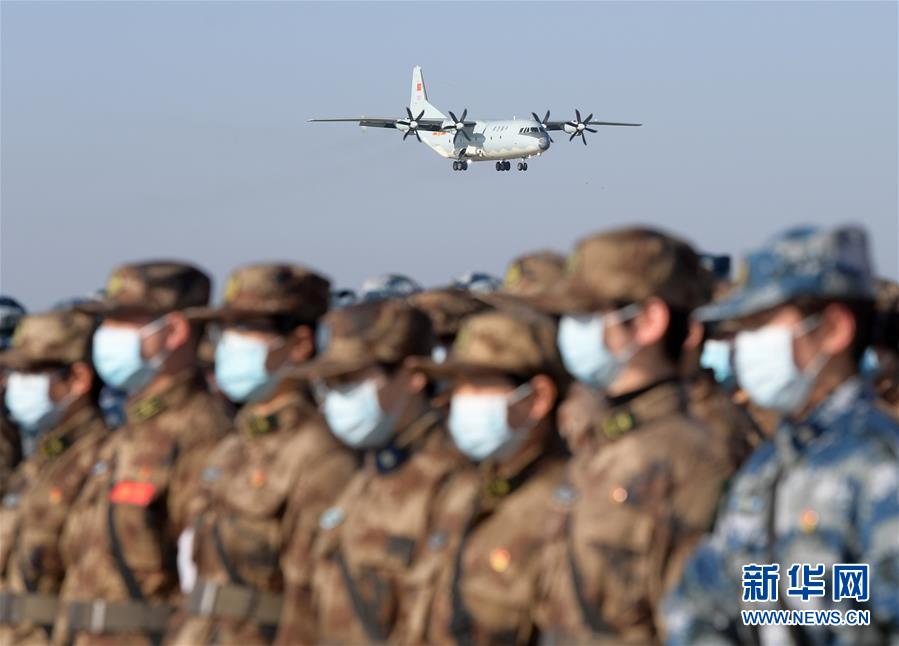 （聚焦疫情防控·圖文互動）（1）空軍第四次向武漢大規(guī)?？者\(yùn)醫(yī)療隊(duì)員和物資