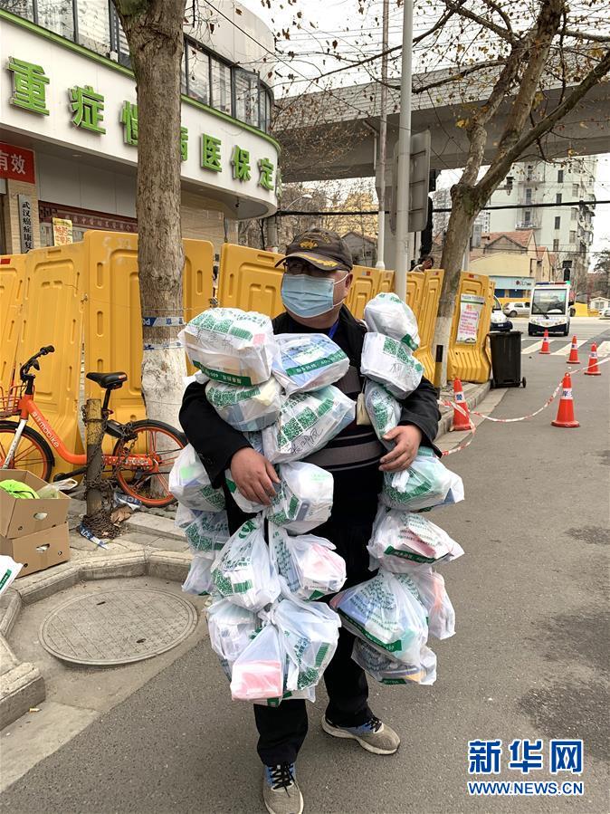 （新華全媒頭條·圖文互動）（1）守望相助，堅忍不拔——致敬武漢戰(zhàn)“疫”中千千萬萬個平凡英雄