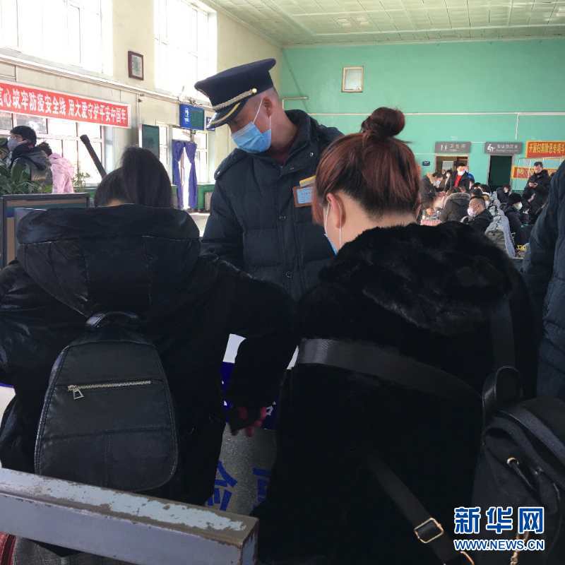 （新華網(wǎng)·圖文互動）（2）疫情下，小站鐵路安檢員收獲10多萬粉絲