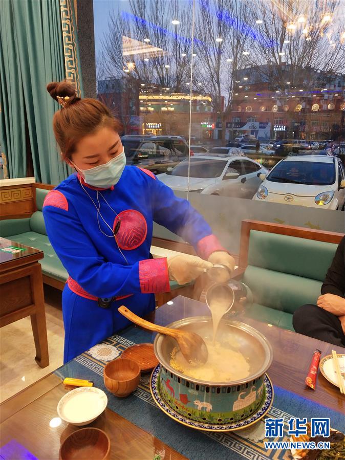 （圖文互動）（2）特寫：限人數(shù)、分餐吃、用公筷——偏遠小城“吃飯”見聞
