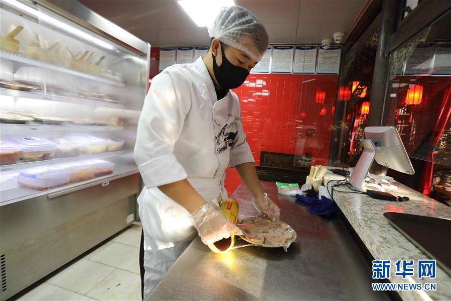 （圖文互動）（4）特寫：限人數(shù)、分餐吃、用公筷——偏遠小城“吃飯”見聞