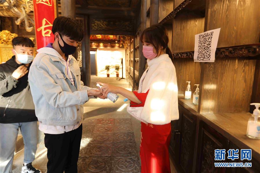（圖文互動）（5）特寫：限人數(shù)、分餐吃、用公筷——偏遠小城“吃飯”見聞