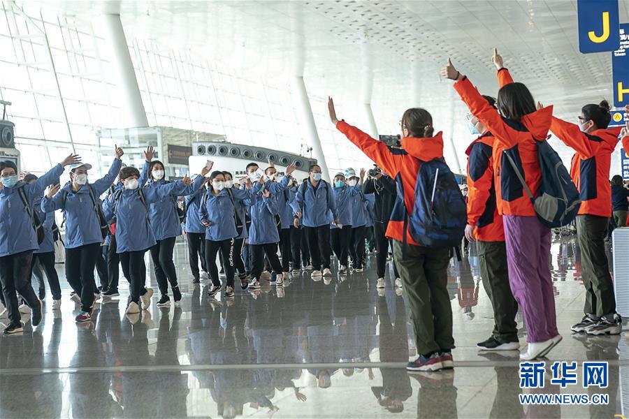 （新華全媒頭條·圖文互動(dòng)）（2）最美逆行者，武漢永遠(yuǎn)記得你！——首批援鄂醫(yī)療隊(duì)返程紀(jì)實(shí)