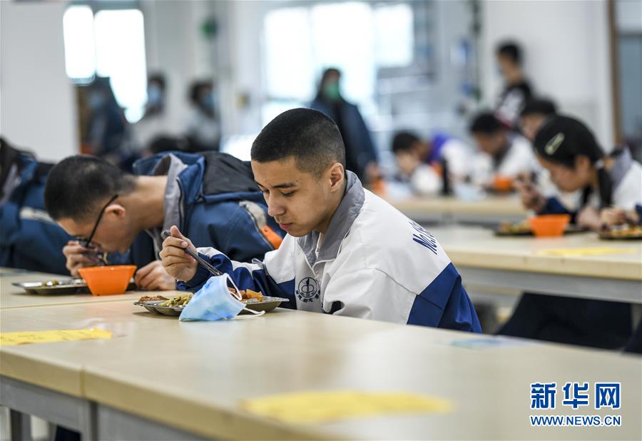 （圖文互動(dòng)）（6）“早”安同學(xué)，“早”安老師！——新疆初高中畢業(yè)班復(fù)課一周回訪見聞