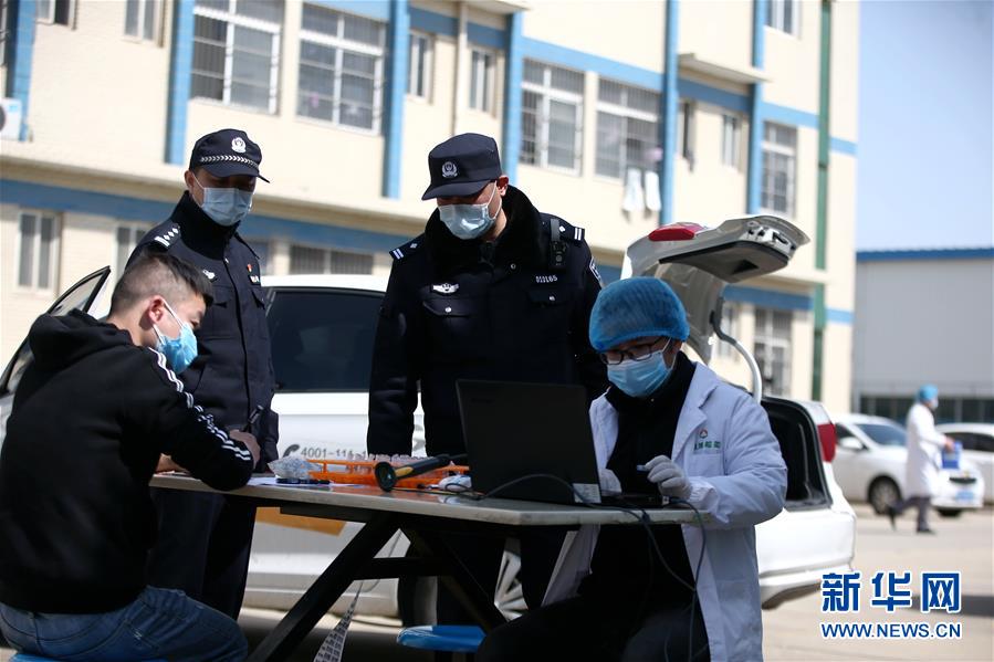 （習(xí)近平致敬的戰(zhàn)“疫”英雄·公安干警篇·圖文互動）（3）他們，抗疫一線鑄警魂