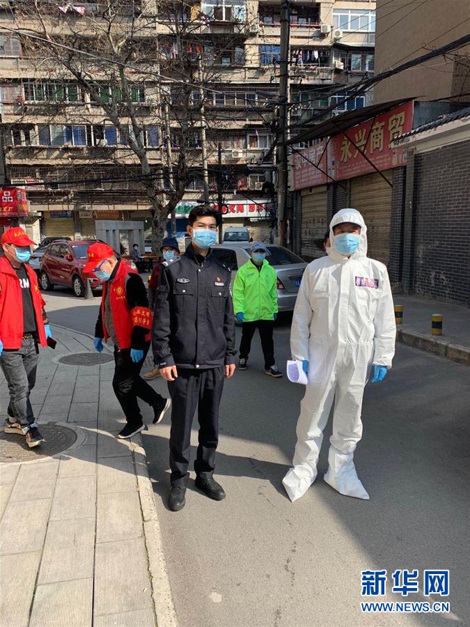 （習(xí)近平致敬的戰(zhàn)“疫”英雄·公安干警篇·圖文互動）（6）他們，抗疫一線鑄警魂