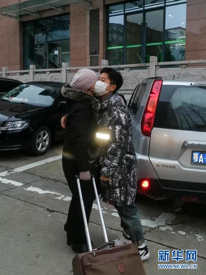 （一線抗疫群英譜·圖文互動）（3）大學(xué)生志愿者譚藝西：在武漢，我和媽媽共戰(zhàn)“疫”