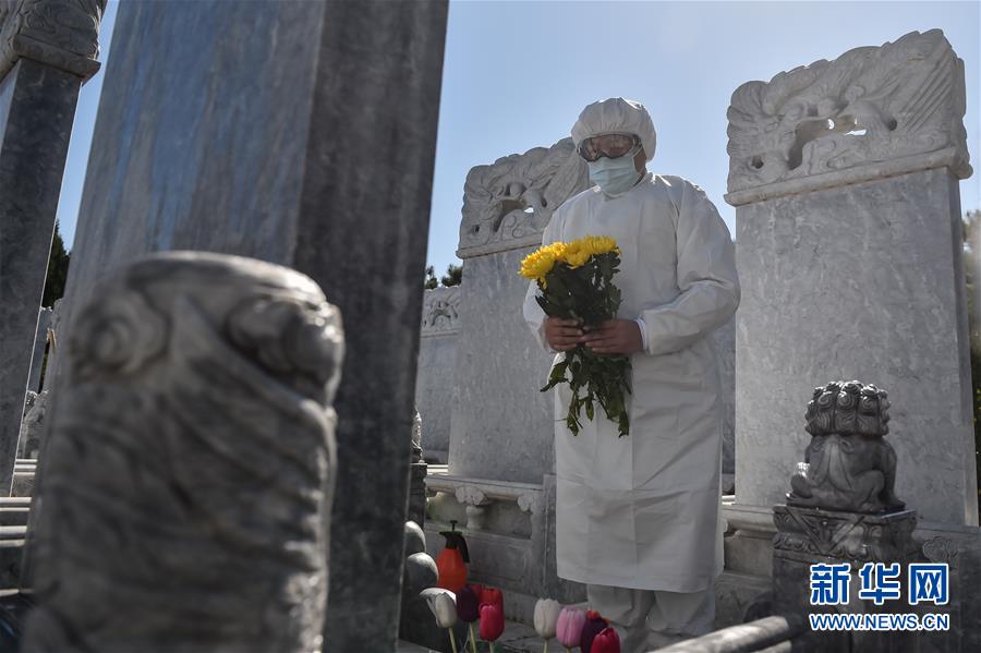 （圖文互動）（3）網(wǎng)上預(yù)約、分時祭掃、代祭服務(wù)——北京八寶山人民公墓清明祭掃見聞