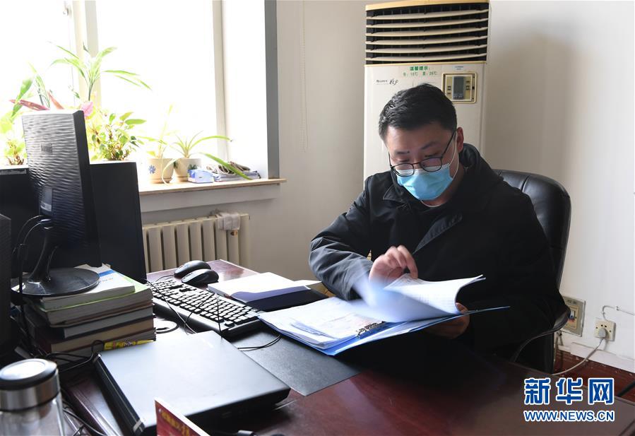 （一線抗疫群英譜·圖文互動）（2）“再年輕，也要學(xué)做頂梁柱”——記“95后”干警李文超