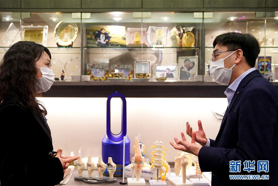 （香港故事·圖文互動）（2）從“非典”到新冠，一位香港醫(yī)生親歷的兩次抗疫