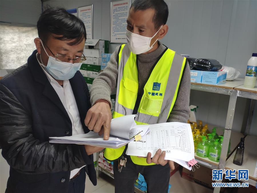（一線抗疫群英譜·圖文互動(dòng)）（1）“逆行者”曾陽春：步行十公里，他冒雨趕赴一線