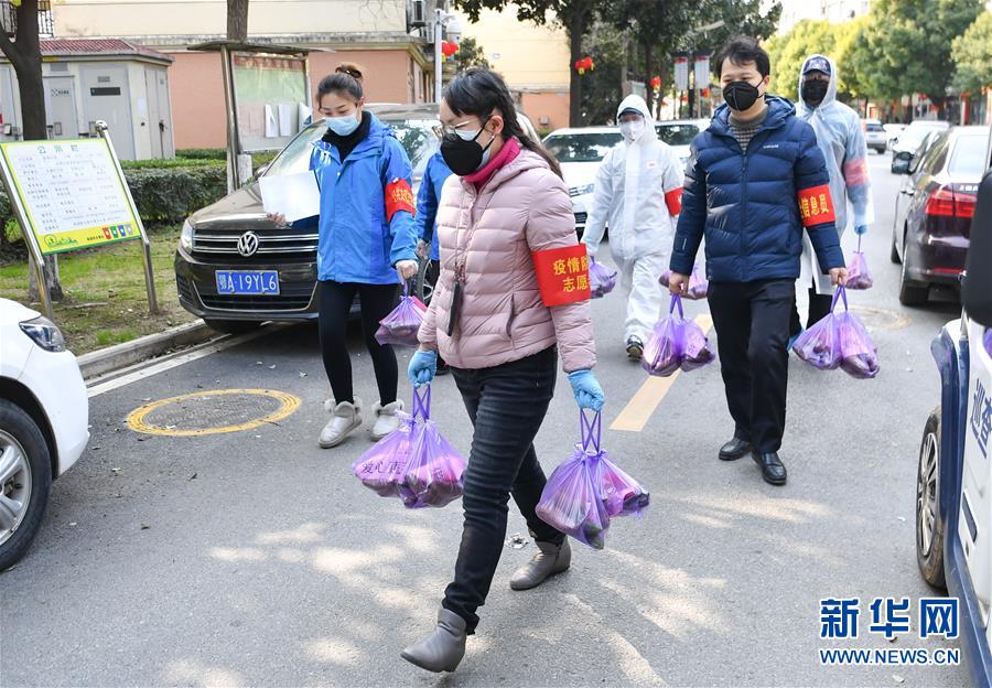（新華全媒頭條·圖文互動）（10）“始終把人民群眾生命安全和身體健康放在第一位”——中國抗疫彰顯“生命至上、人民至上”理念