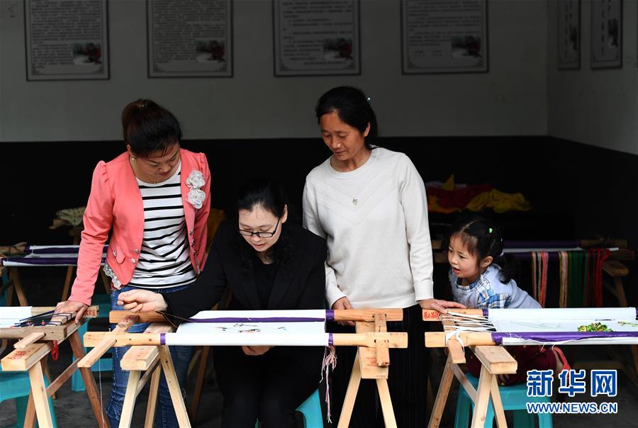 （兩會人物·圖文互動）（1）帶娃、賺錢兩不誤——一位農民工代表眼中的脫貧新工作
